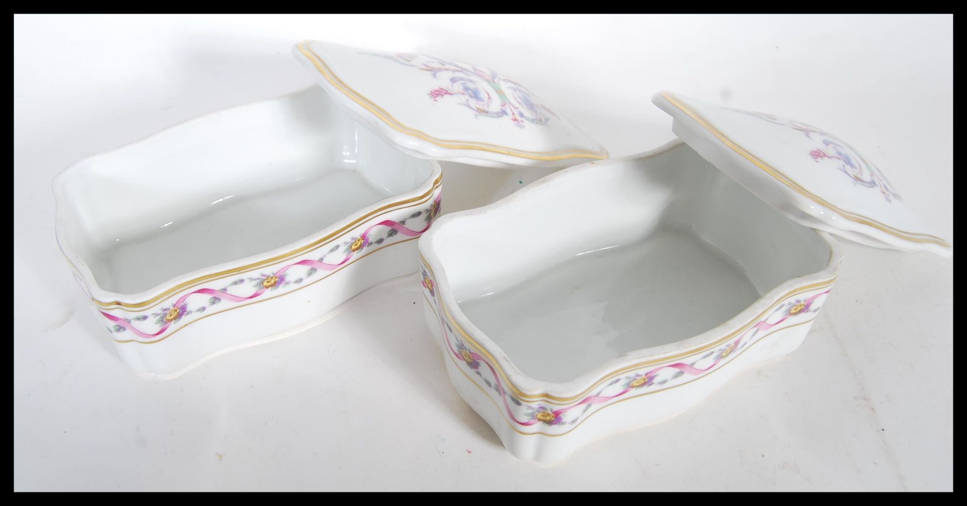 A matching pair of 20th Century ceramic trinket boxes by Richard Ginori- Pittoria, having scroll and - Bild 3 aus 4