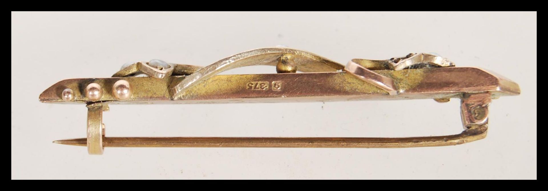 Two early 20th Century Edwardian brooches to include a hallmarked 9ct gold bar brooch having - Bild 4 aus 5