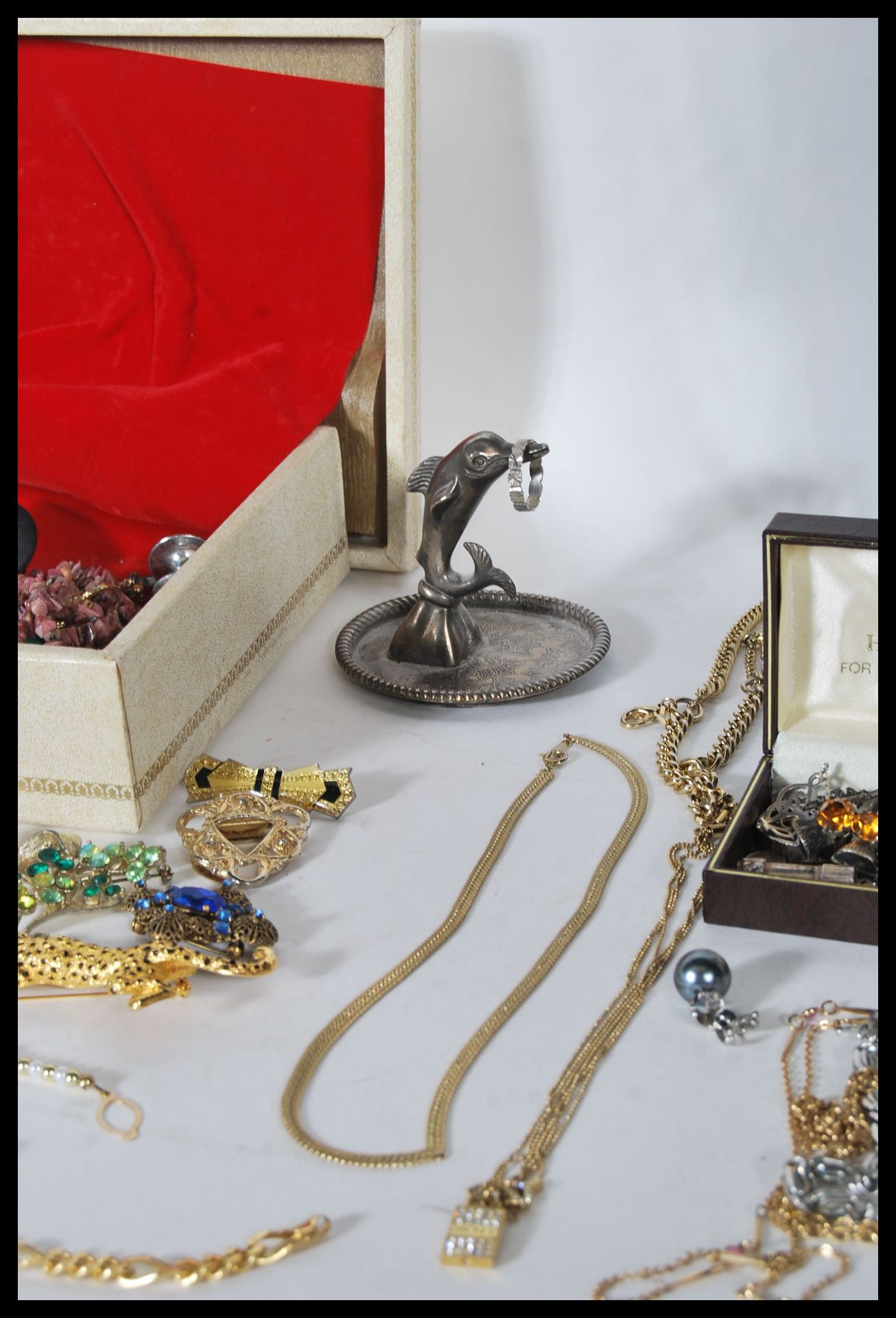 A collection vintage and later costume jewellery, bracelets, bangles, necklaces, rings, pendants, - Bild 14 aus 14