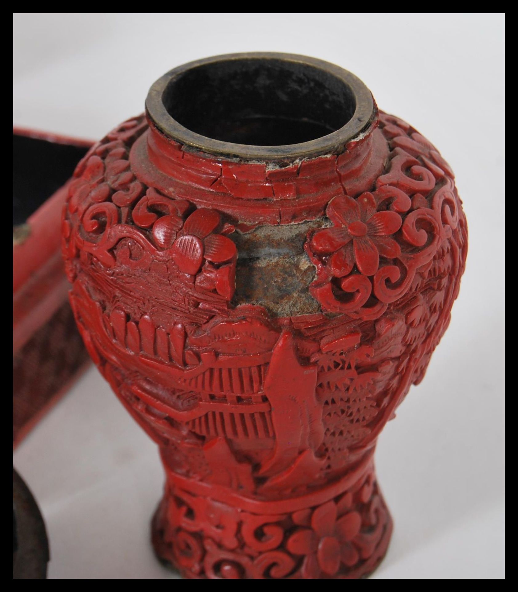 Three Chinese red cinnabar lacquer items to include, snuff bottle and stopper decorated with - Bild 9 aus 9