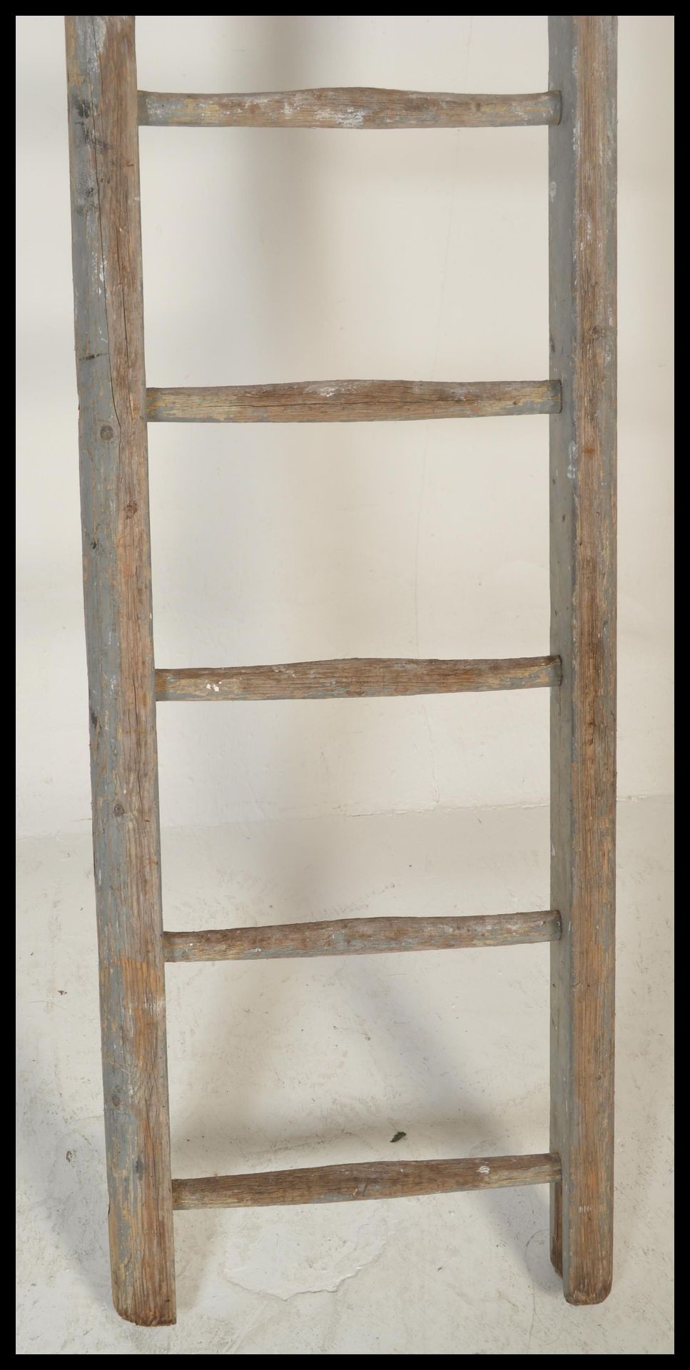 A pair of vintage mid 20th Century industrial wooden ladders, the ladders with turned steps each - Bild 4 aus 9