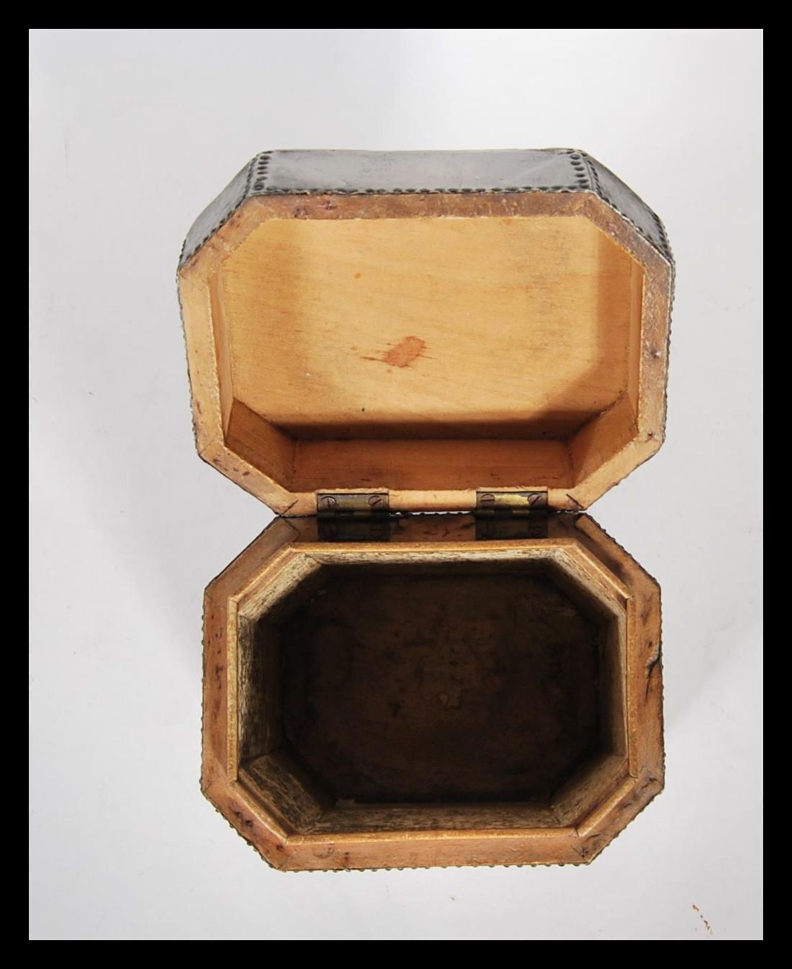 A late 19th century Arts and Crafts hammered pewter bound octagonal wooden tea caddy with hinged - Bild 6 aus 7