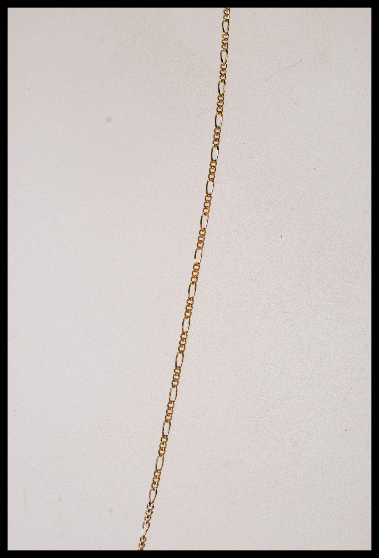 A stamped 375 9 ct gold necklace having a fine Figaro chain (stamped 375) with a locket pendant - Bild 3 aus 7