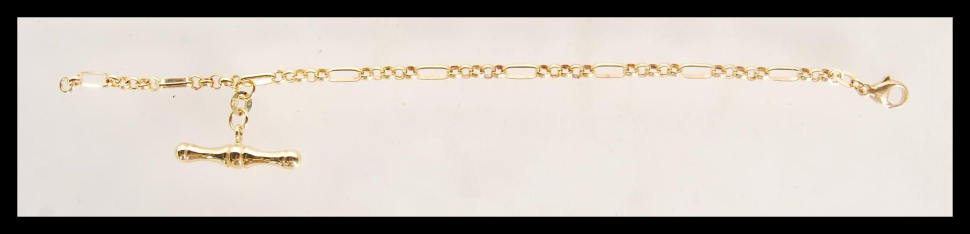 A stamped 375 9ct gold Figaro chain bracelet with toggle attached. Weight 4.0g. Measures approx 7