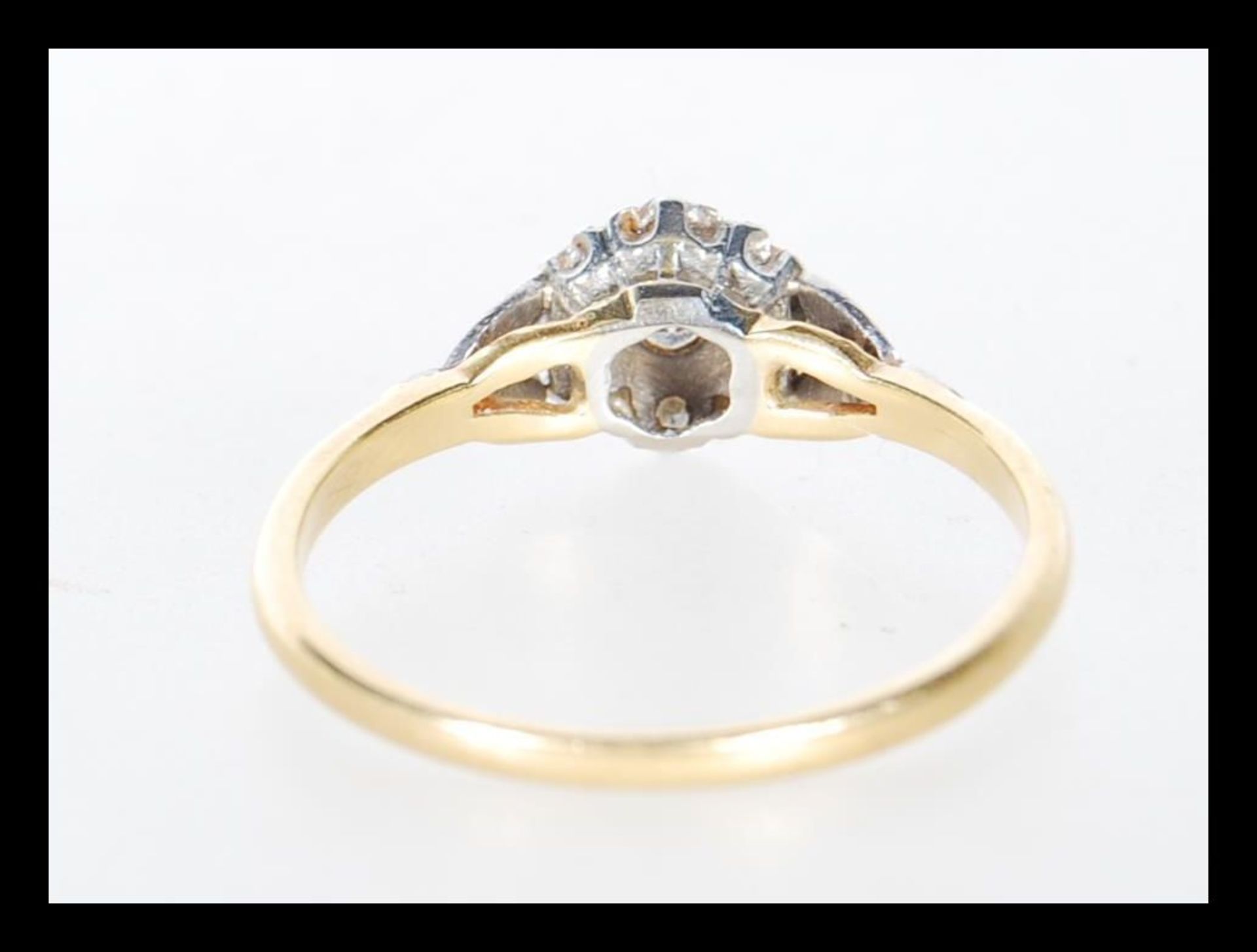 An early 20th Century Art Deco 18ct gold and platinum ring illusion set with white stones to the - Bild 3 aus 5
