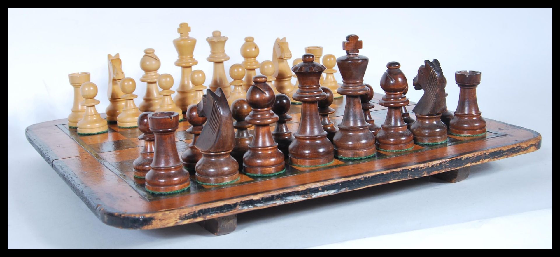 A late 19th/ early 20th Century pine chess board having green border and ebony squares, together - Bild 2 aus 5