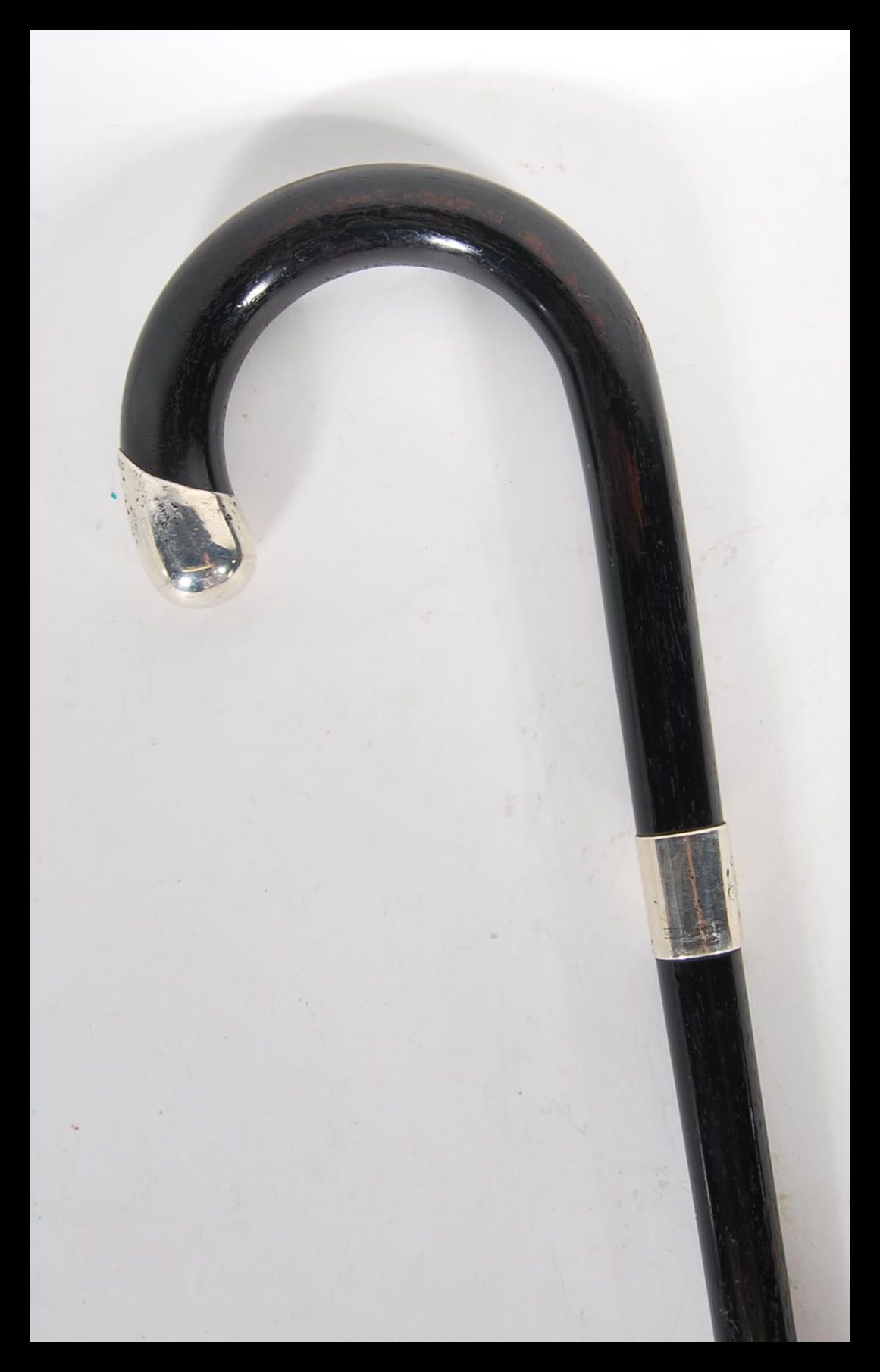 A early 20th Century crook handle walking stick/ cane, having ebony tapering shaft with hallmarked - Image 2 of 9