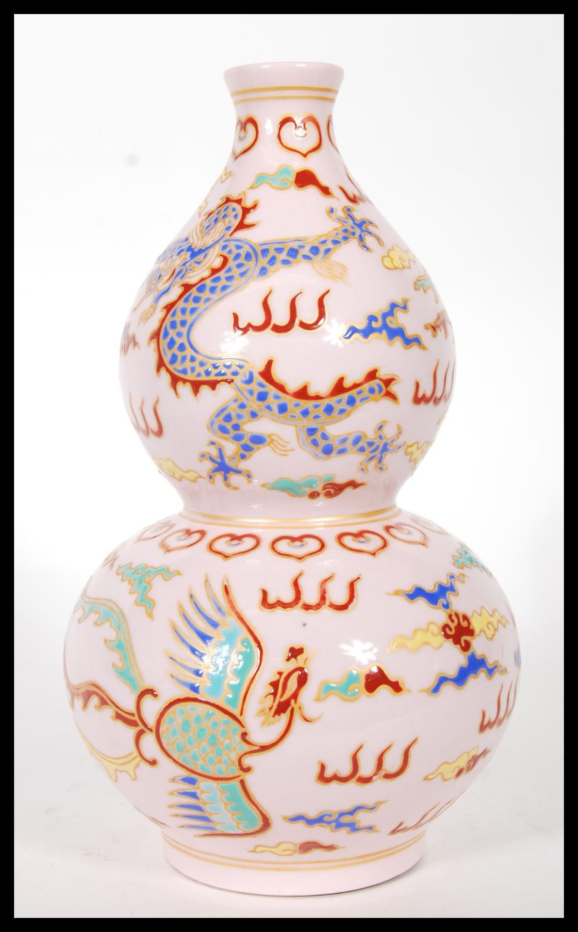 A 20th Century Chinese double gourd vase, having pink ground depicting a dragon and phoenix - Bild 2 aus 6