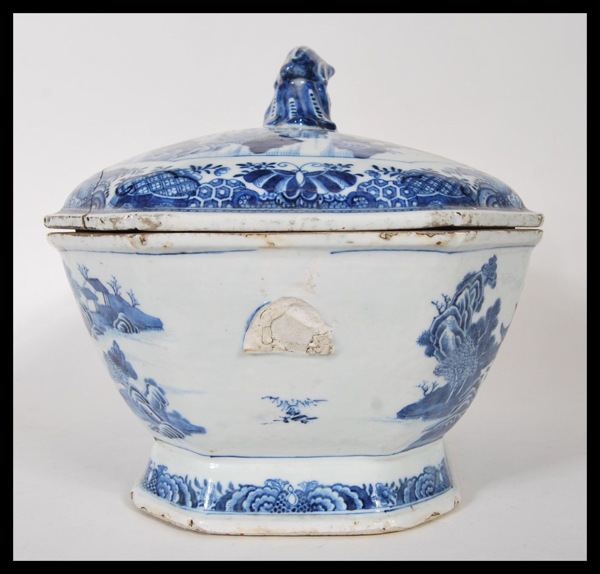 An early 18th century Chinese blue and white large tureen and lid having chinoiserie decoration with - Bild 6 aus 9