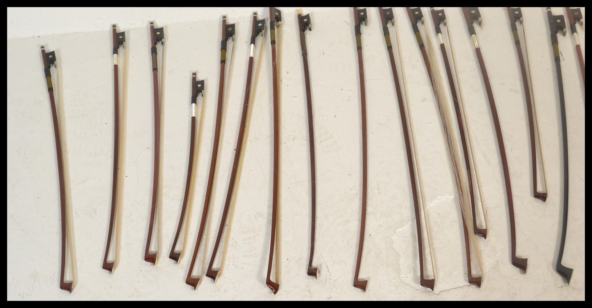 A collection of 20th Century violin bows, most bows being brazilwood and Pernambuco with ebony, - Bild 5 aus 5