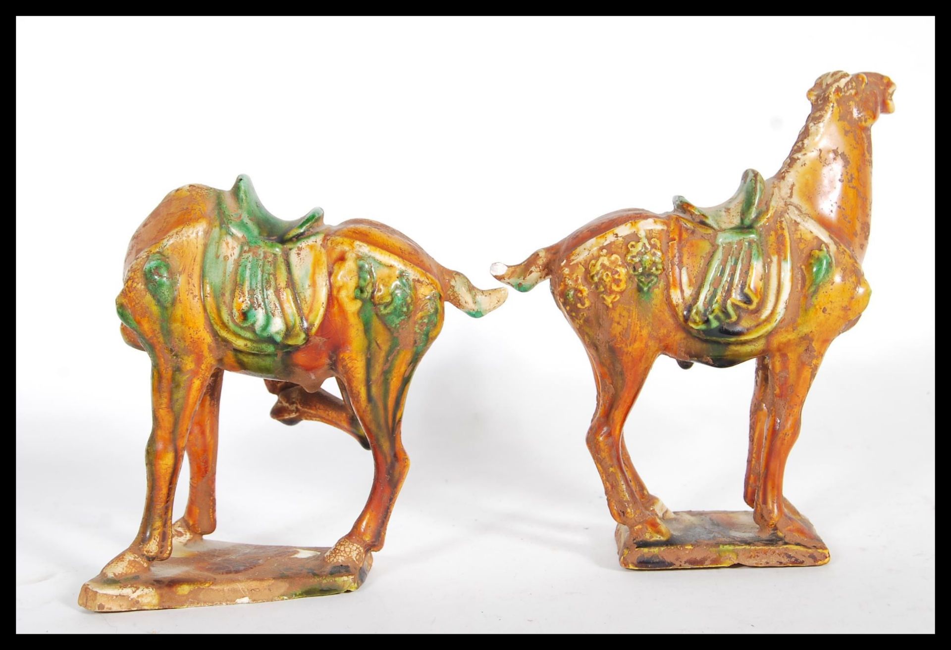 A pair of vintage 20th Century reproduction Chinese Tang dynasty ceramic War Horses. Having majolica - Bild 3 aus 8