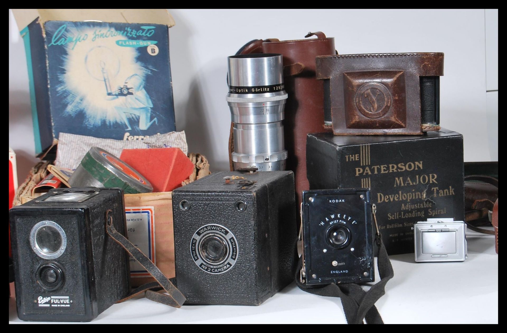 A collection of vintage film cameras and equipment to include a selection of boxed cameras including - Bild 4 aus 7