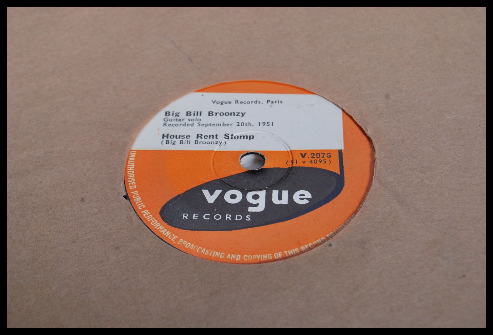 A cased collection of 78 RPM records to include, The Paramount All Stars Hometown Skiffle part 1 and - Bild 7 aus 8