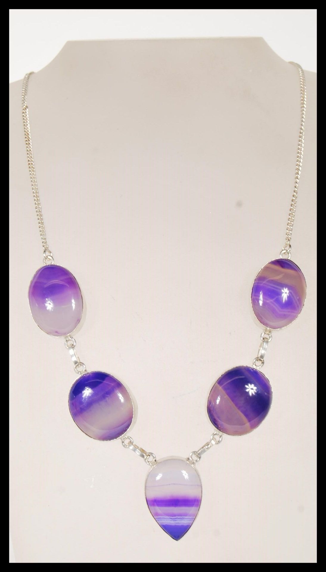 A demi parure necklace and earrings set to include a necklace set with  five purple agate - Bild 2 aus 5