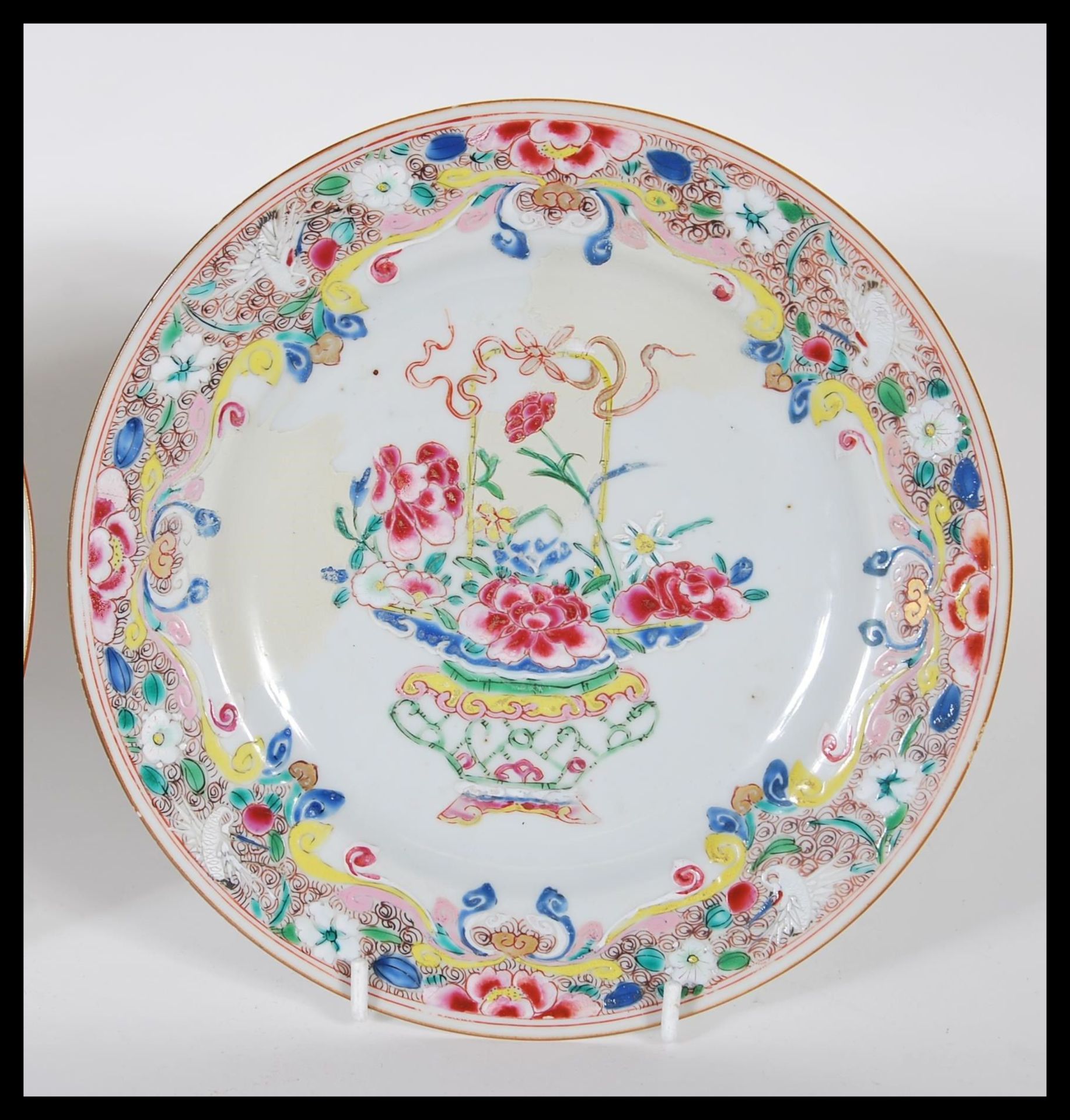A matching pair of 18th Century Chinese plates having central basket of flowers with bow atop, - Bild 3 aus 4