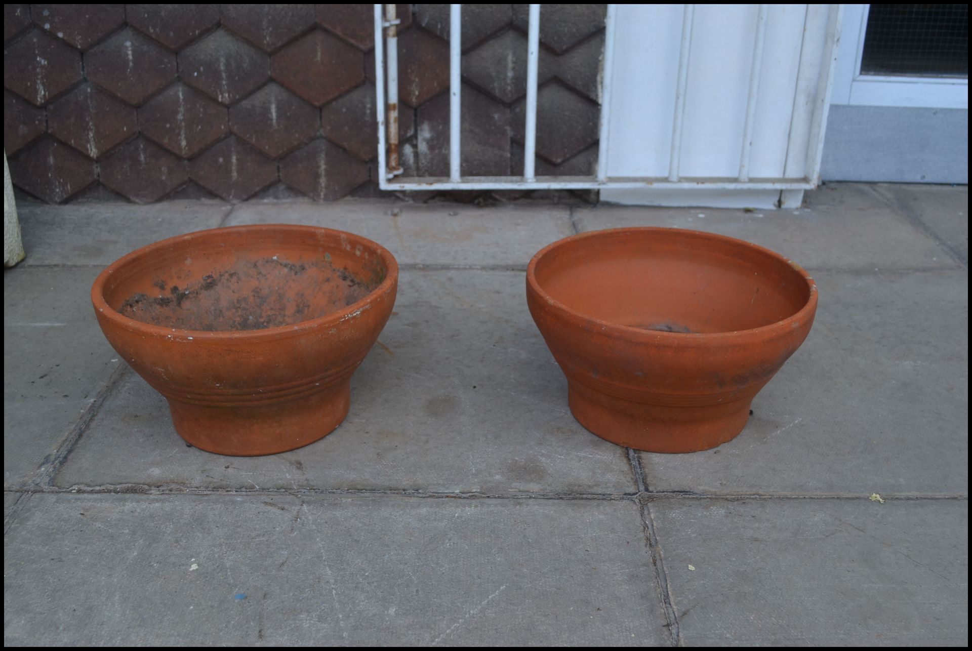 A selection of garden pot planters to include a pair of reconstituted stone pots with chamfered - Bild 4 aus 6