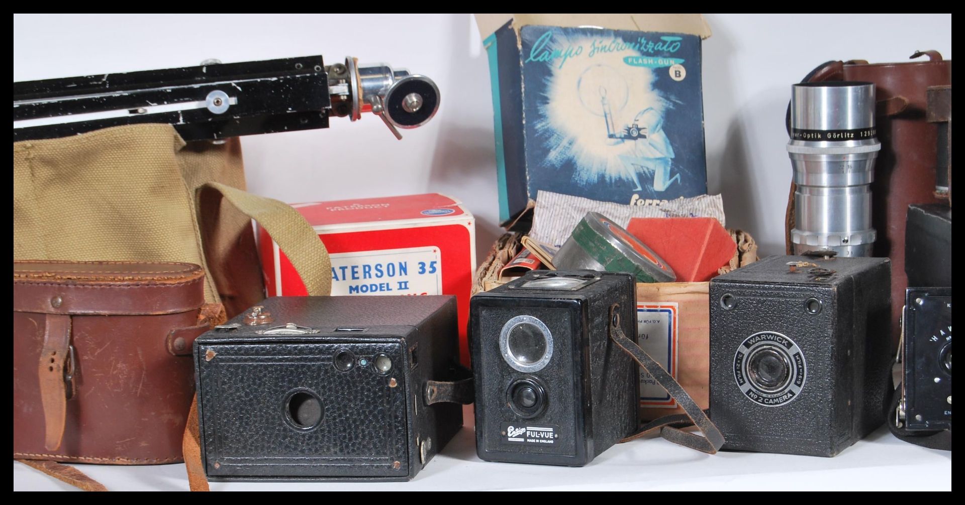 A collection of vintage film cameras and equipment to include a selection of boxed cameras including - Bild 3 aus 7