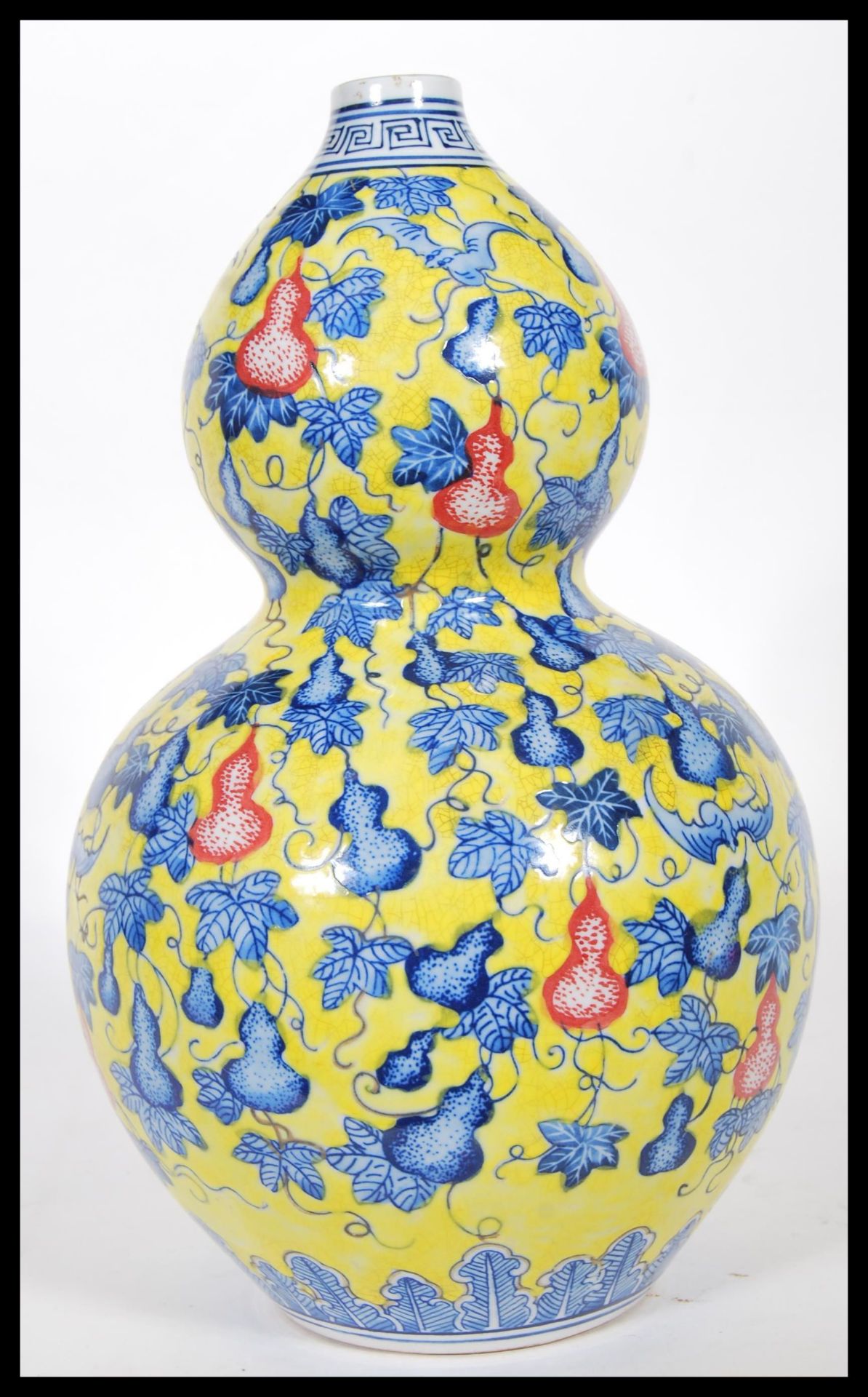 A 20th Century Chinese Juane ground double gourd vase, with blue decoration depicting bats around - Bild 3 aus 6