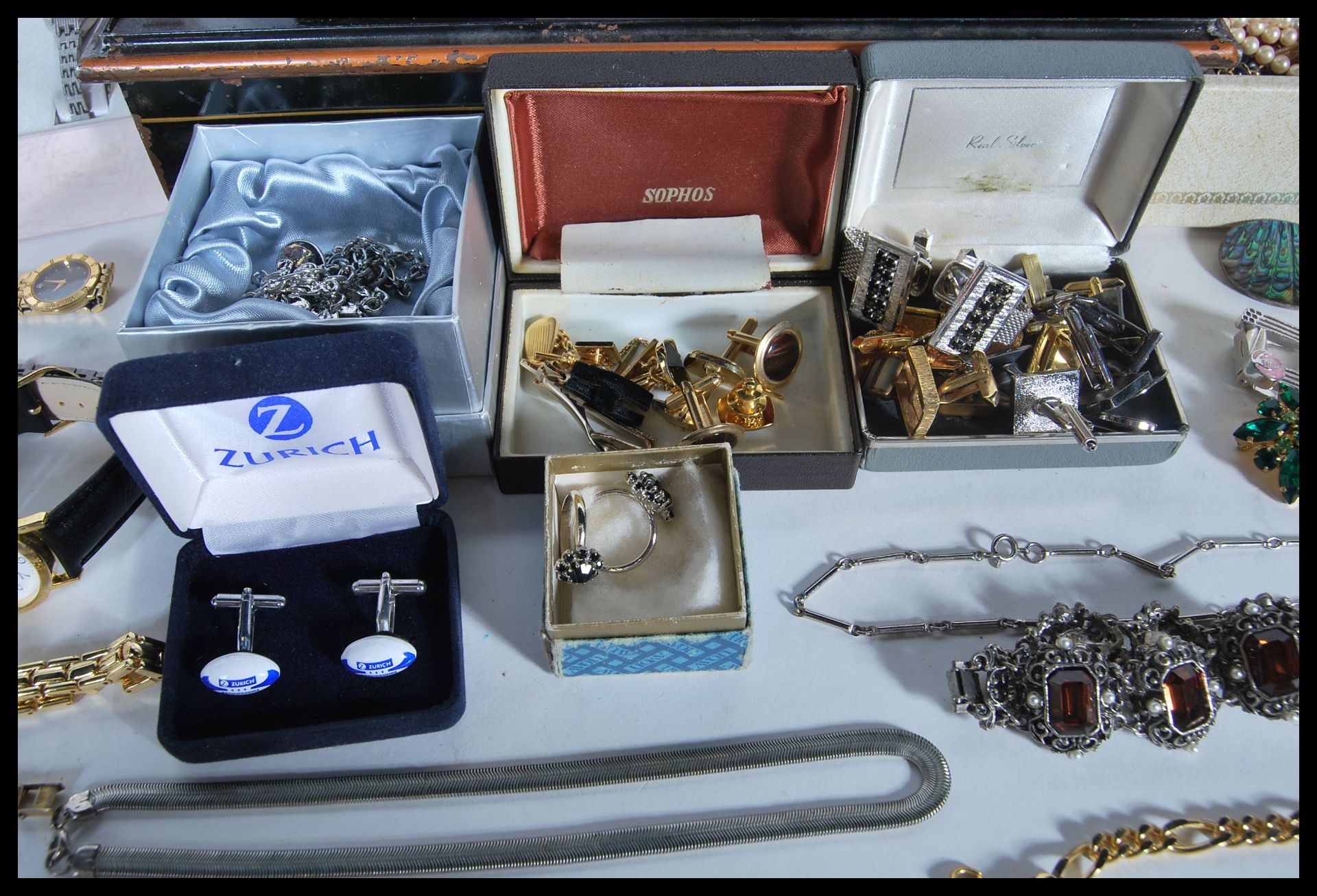 A collection vintage and later costume jewellery, bracelets, bangles, necklaces, rings, pendants, - Bild 3 aus 14