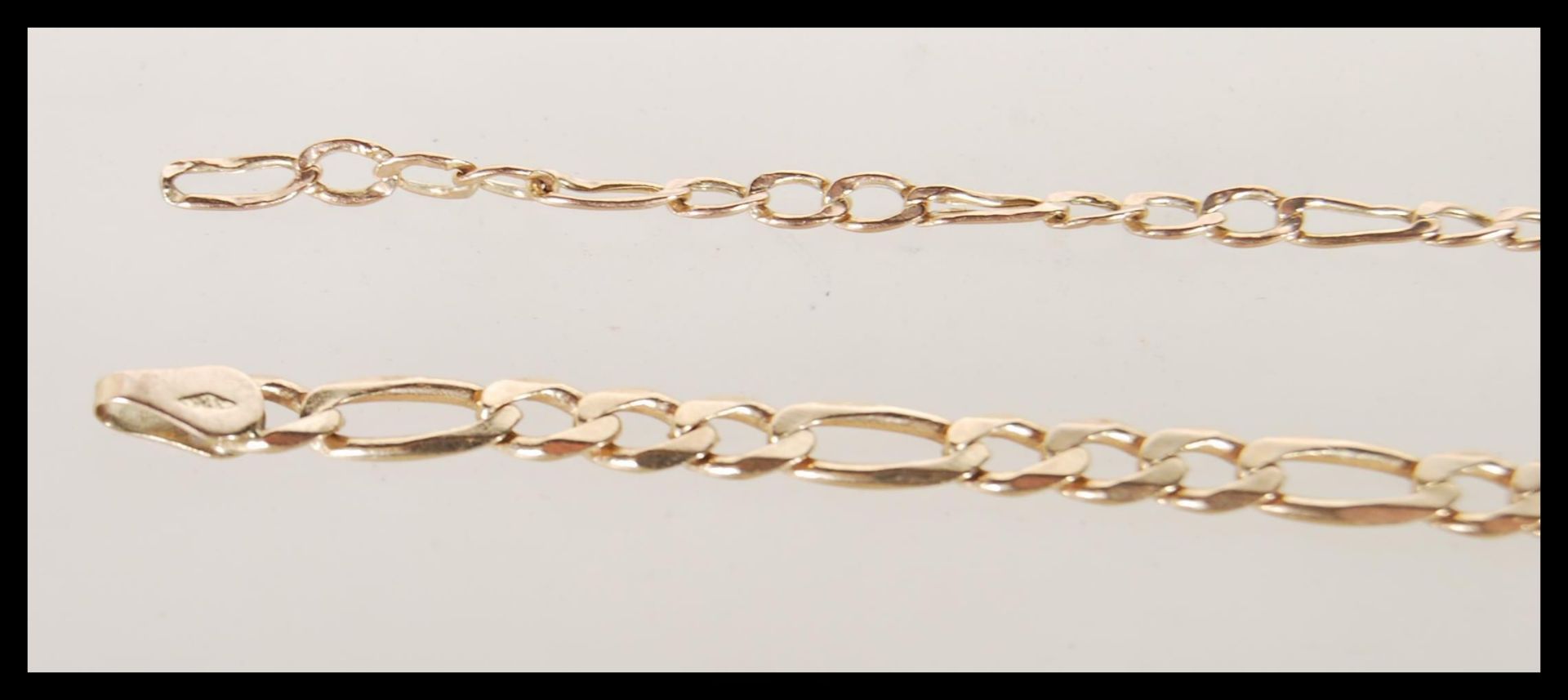 A hallmarked 9ct gold figaro link chain bracelet having a lobster clasp. Bearing import hallmarks - Bild 2 aus 5