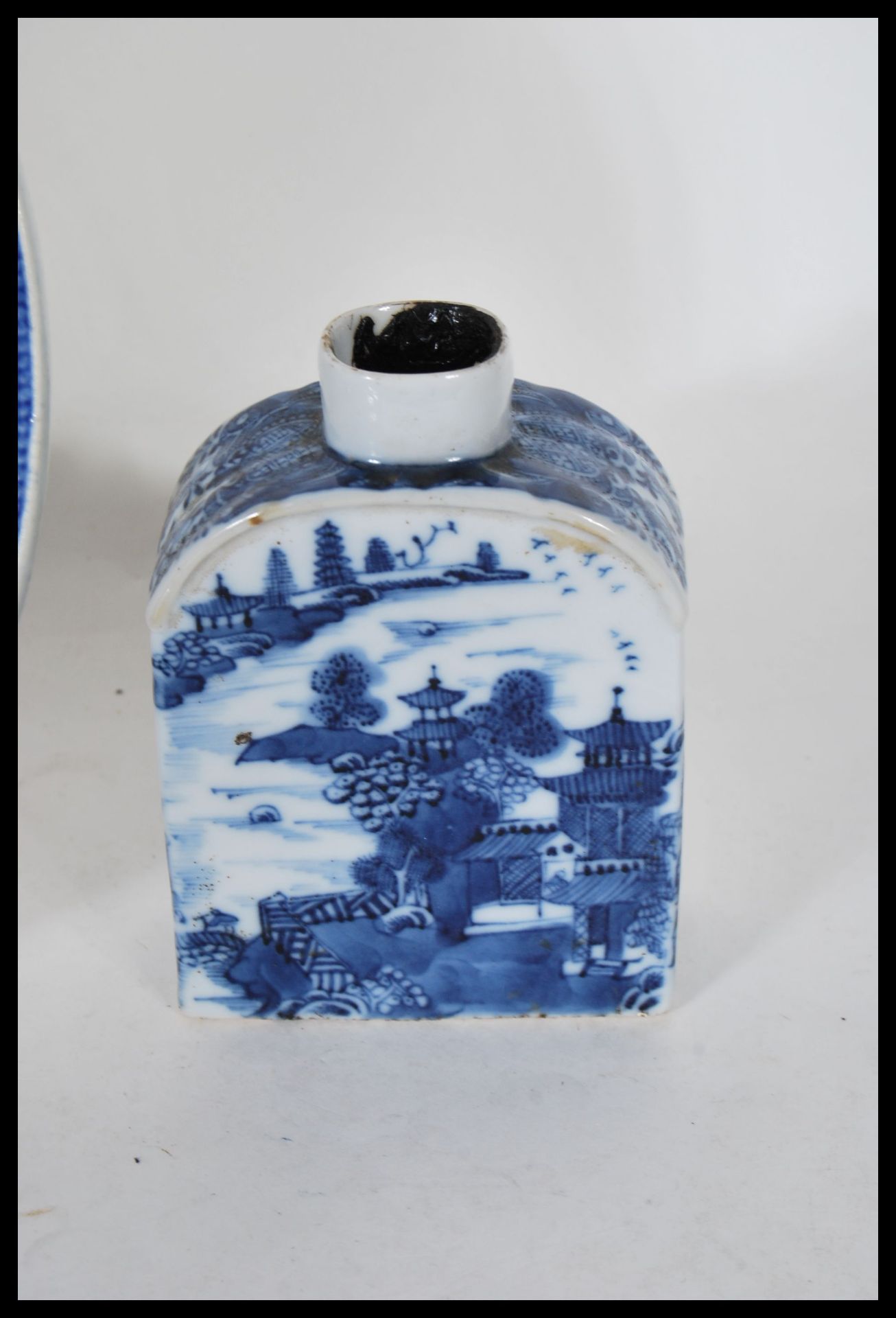 A group of 20th Century blue and white ceramic wares to include a Chinese inkwell having oriental - Bild 4 aus 9