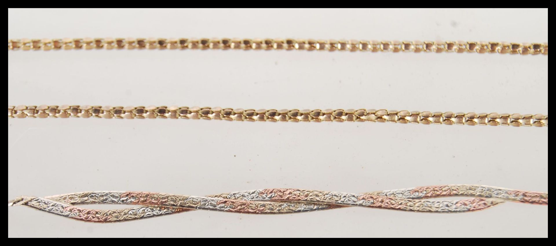 A selection of three 9ct gold jewellery items to include, a snake chain necklace having spring clasp - Bild 6 aus 9