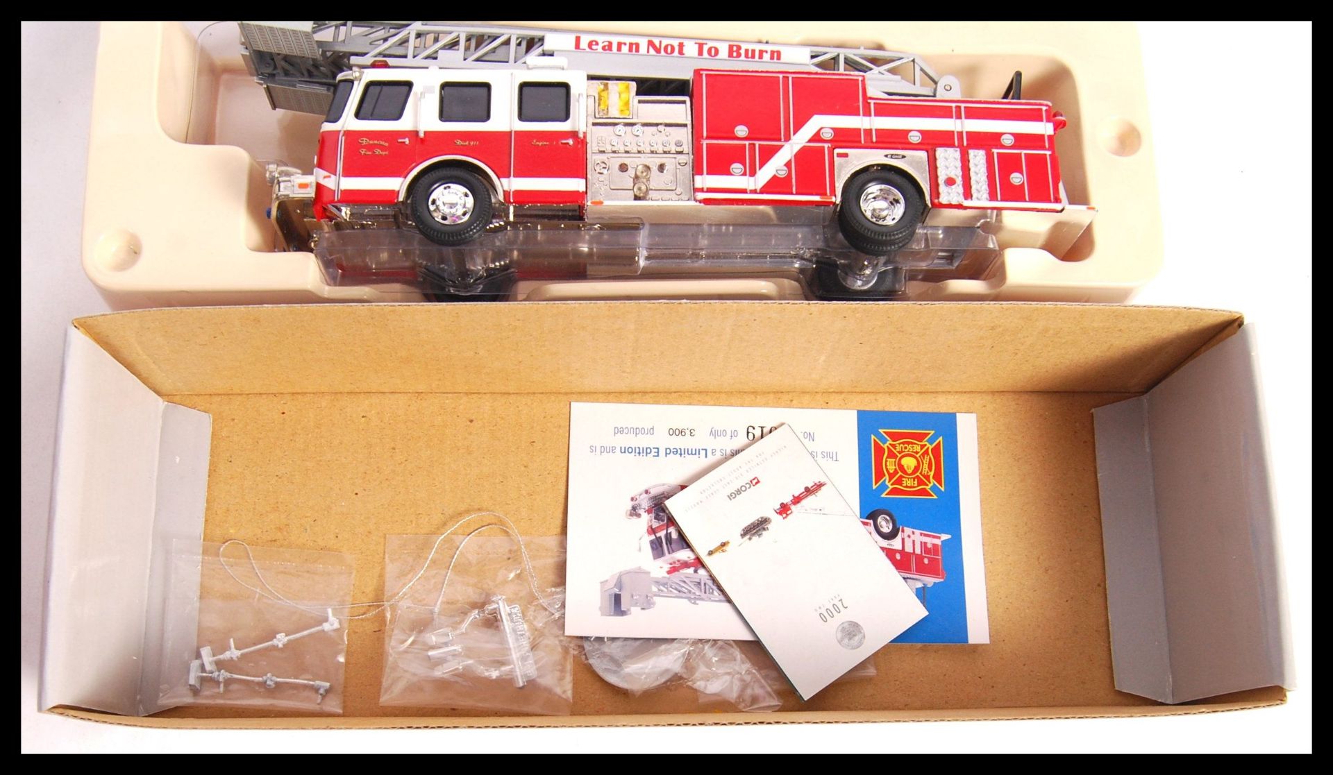 CORGI 1:50 SCALE DIECAST MODEL FIRE ENGINES - Image 3 of 5