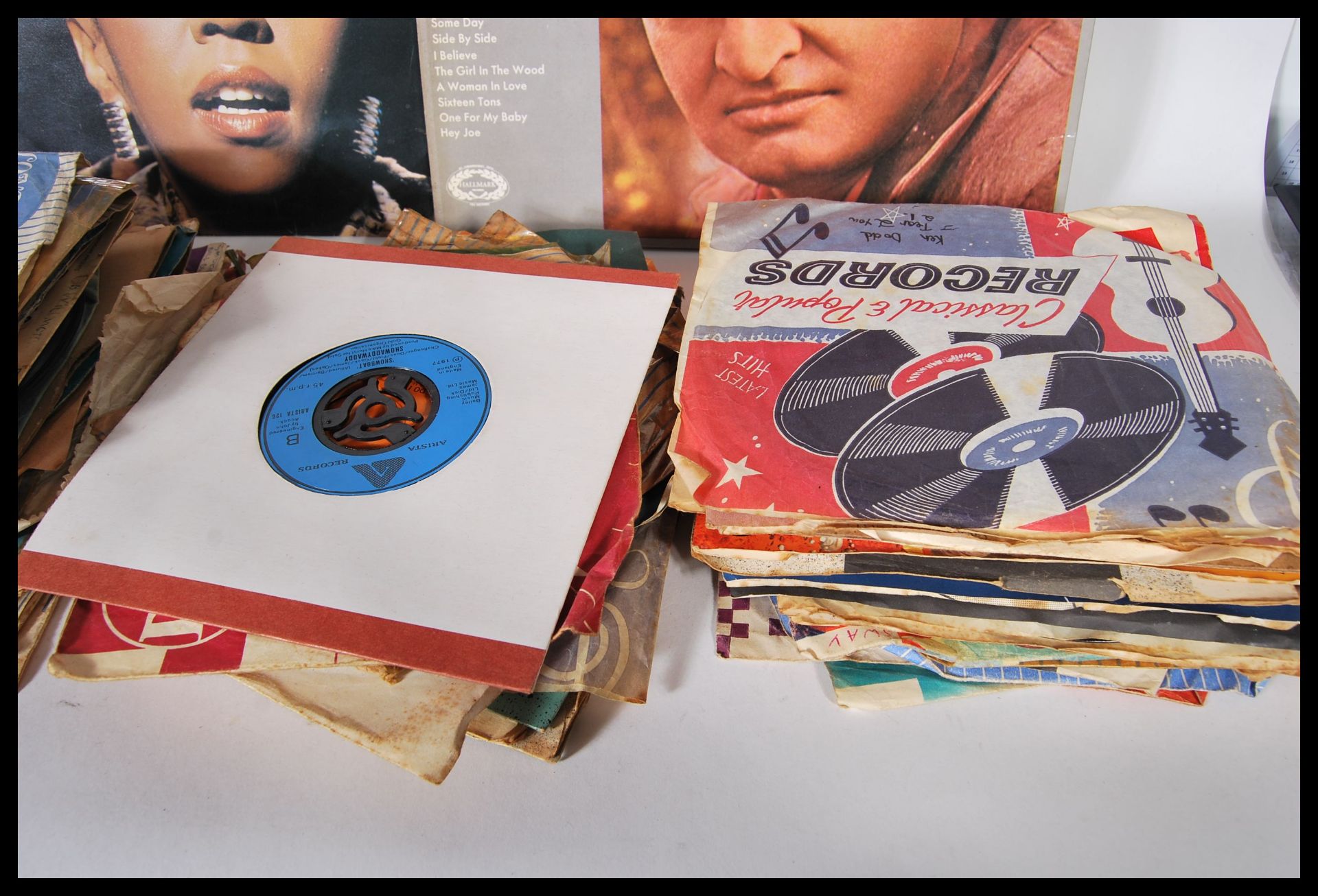 A collection of 45rpm vinyl 7" singles featuring various artist to include Boney M, Elvis Presley, - Bild 6 aus 6