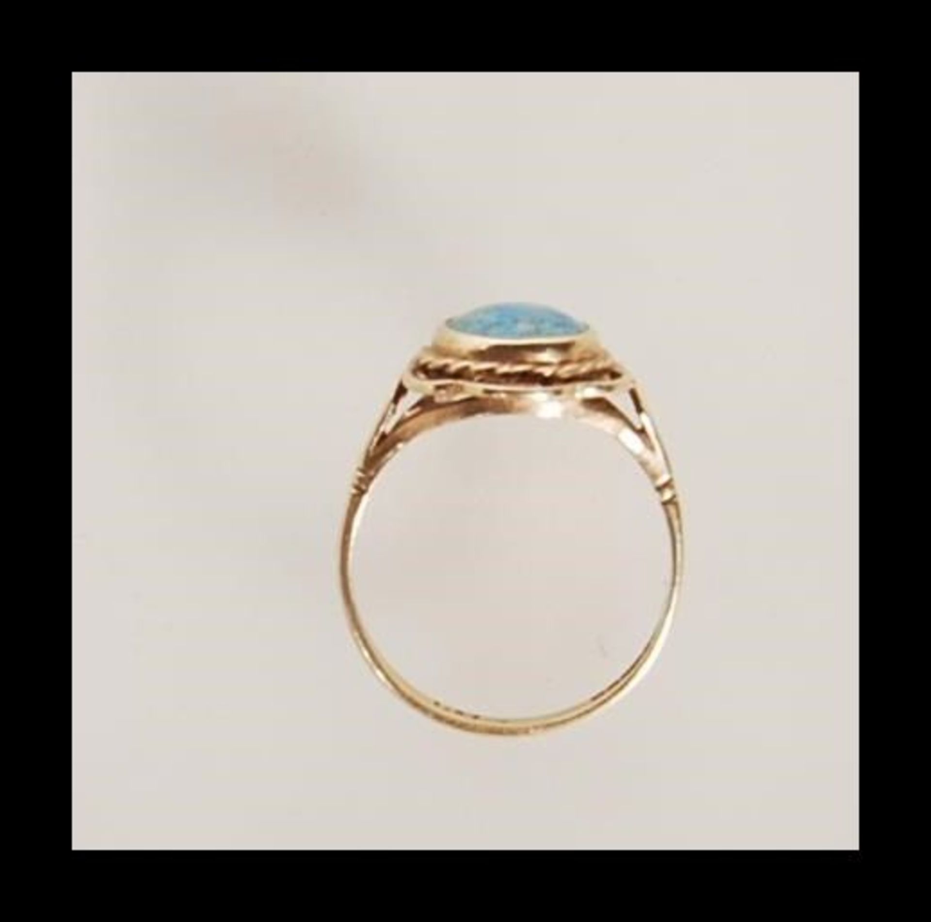 A hallmarked 9ct gold ladies dress ring set with a blue opalescent cabochon in a decorative setting. - Bild 4 aus 5