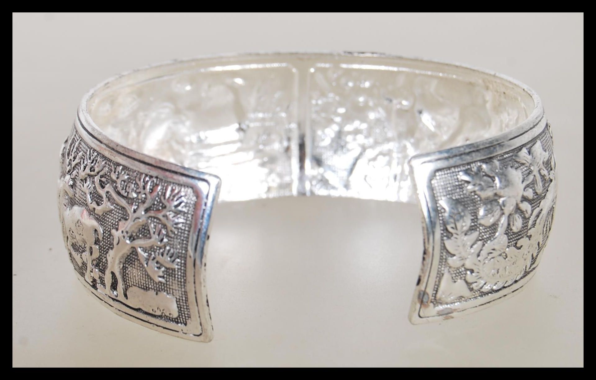 A Chinese silver bangle having panels of repousse decoration of animals including mandarin ducks, - Bild 4 aus 6