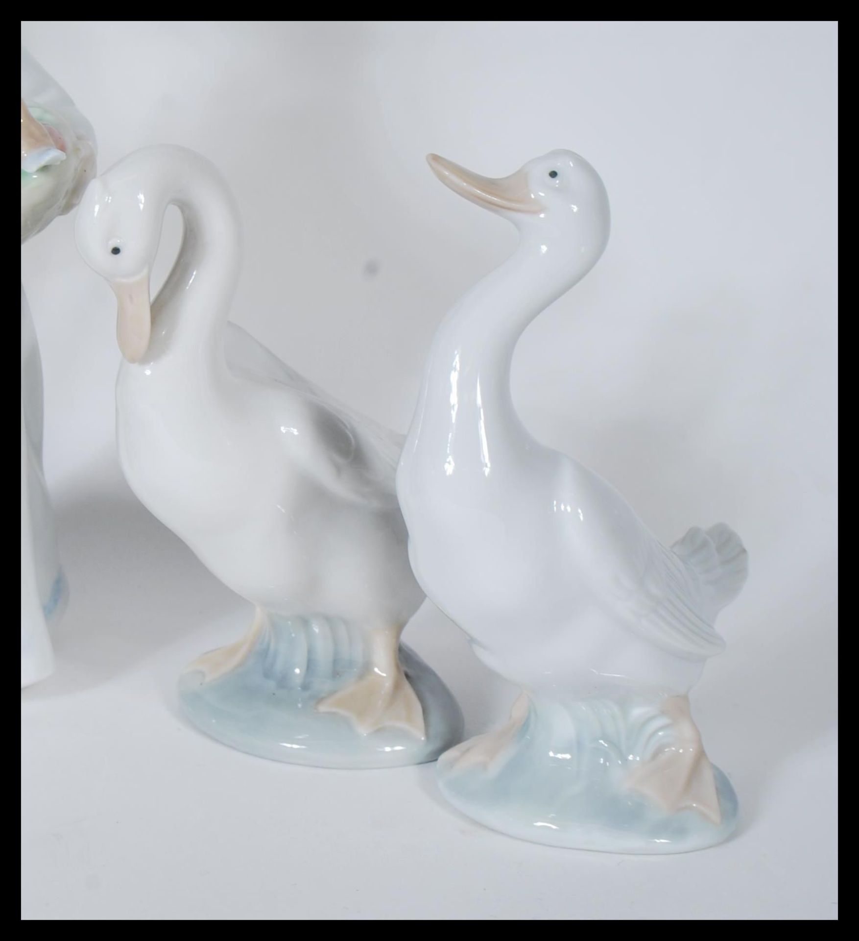 A collection of thirteen Nao by Lladro porcelain figurines to include five geese, one being - Bild 6 aus 6