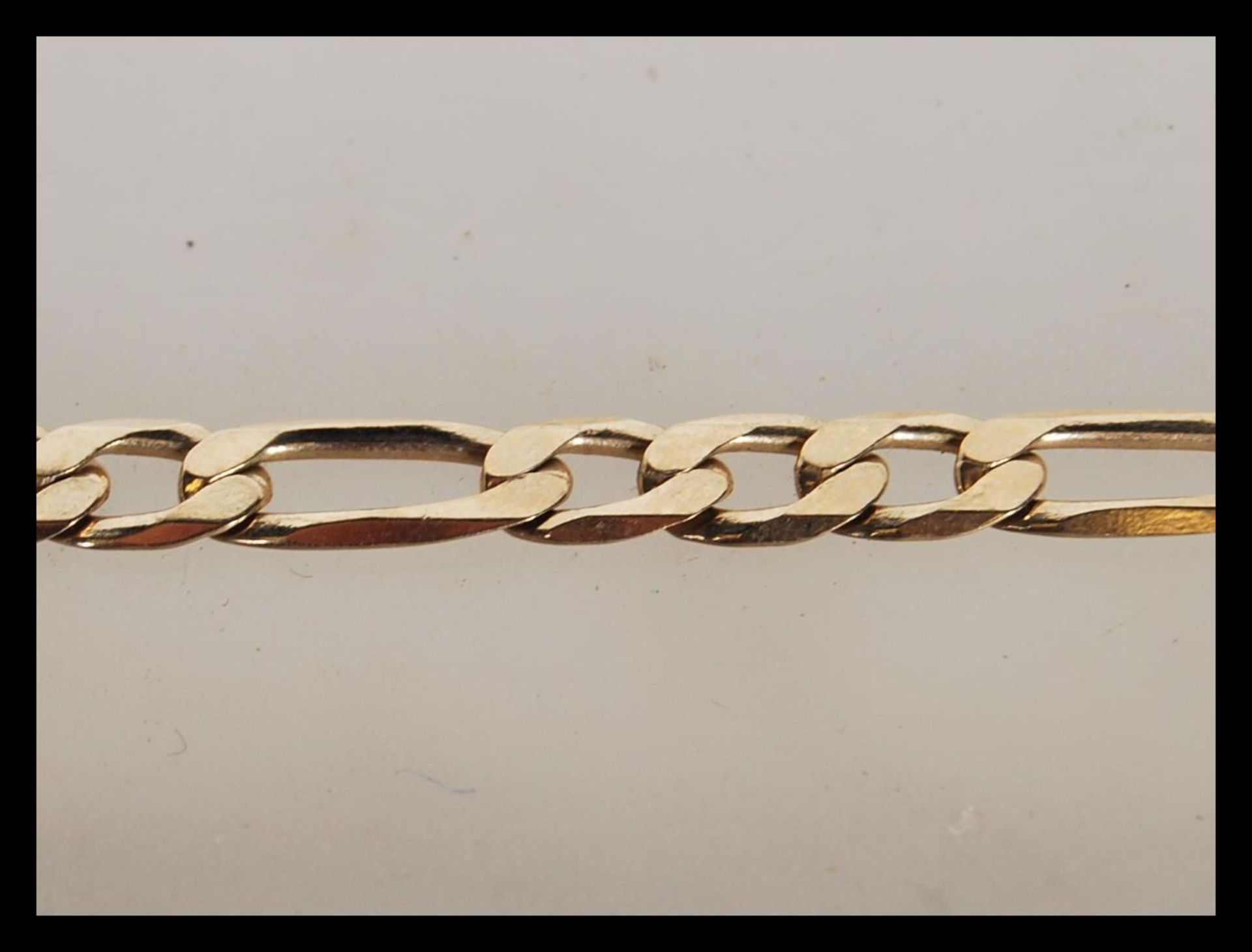 A 9ct gold triple link bracelet chain set with lobster clasp being stamped 375. Length 7" / Total - Bild 3 aus 5