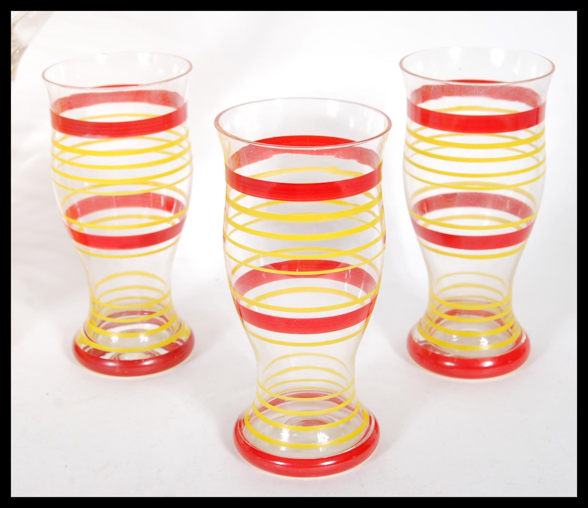 A retro mid 20th Century glass lemonade set having red and yellow striped decoration comprising of - Bild 4 aus 4