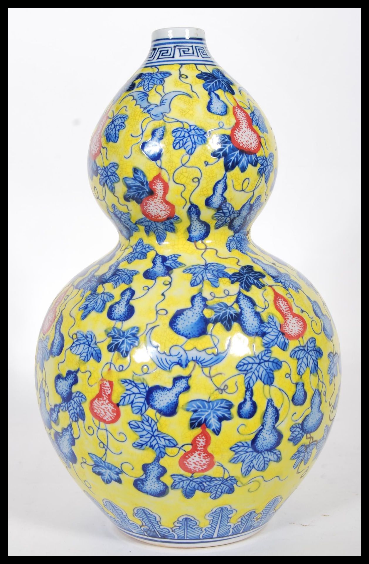 A 20th Century Chinese Juane ground double gourd vase, with blue decoration depicting bats around - Bild 4 aus 6