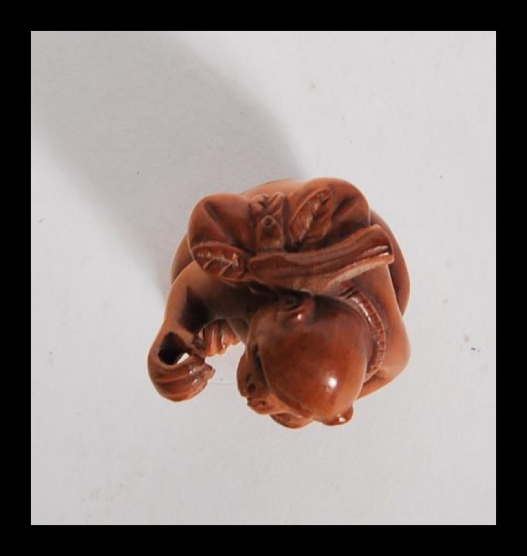 A 20th Century Japanese carved wood netsuke in the form of a monkey carrying a fruit to its back. - Bild 5 aus 7