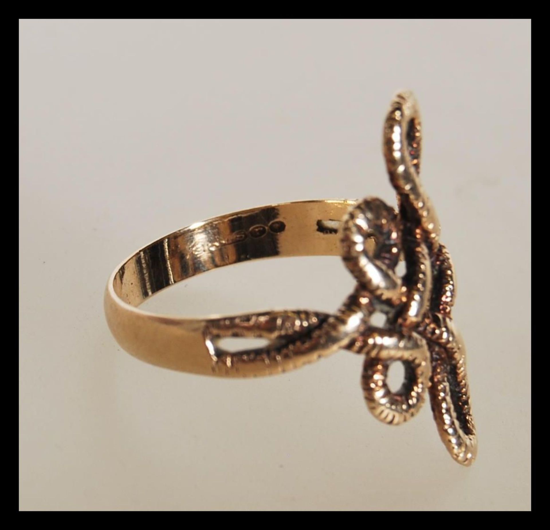 A 1970's hallmarked 9ct gold ring having a knot design head. Hallmarked London 1972. Weight 3.5g.