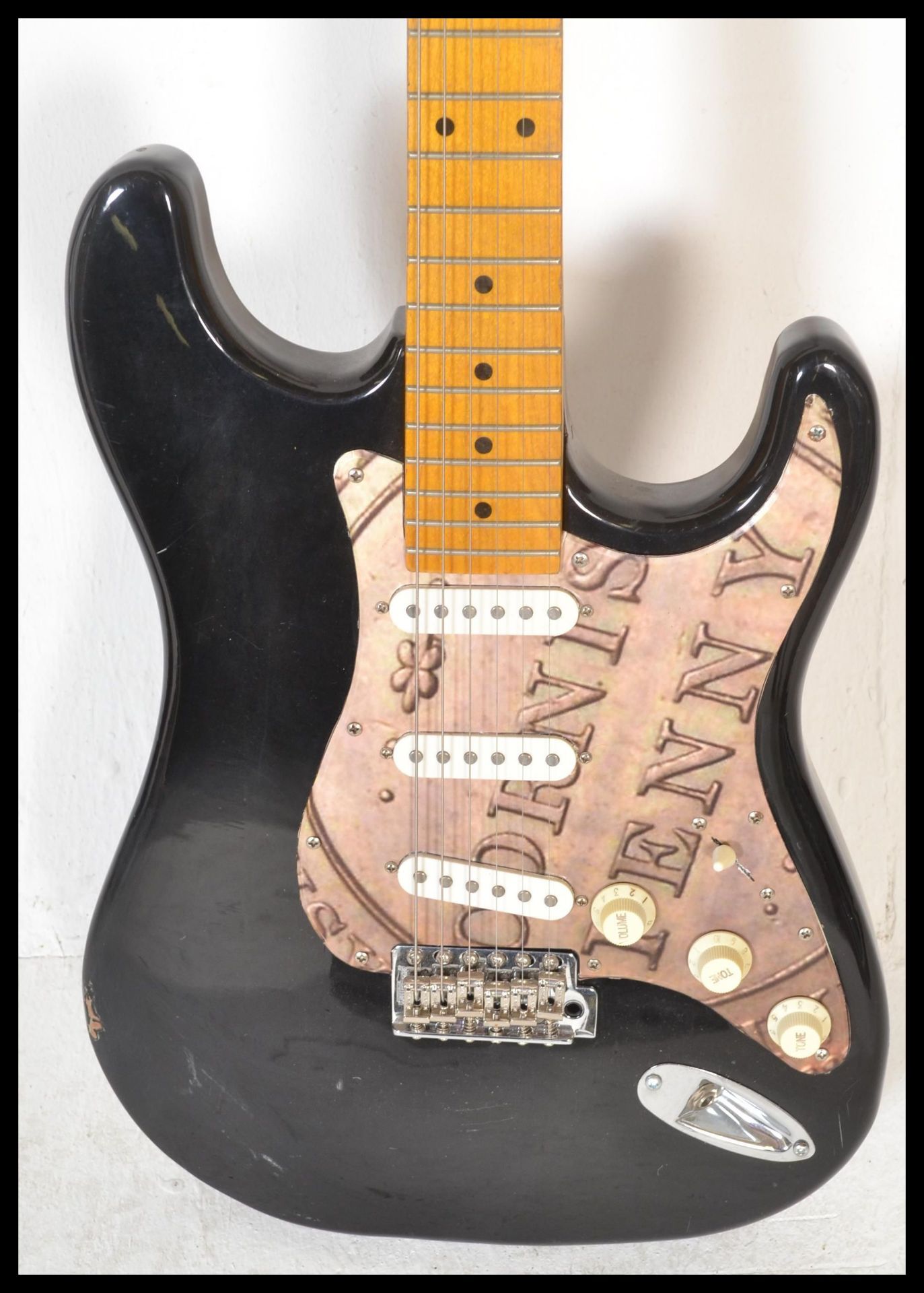 A Stratocaster style electric six string guitar Handcrafted in Cornwall by Ed Simons, having black - Bild 3 aus 5