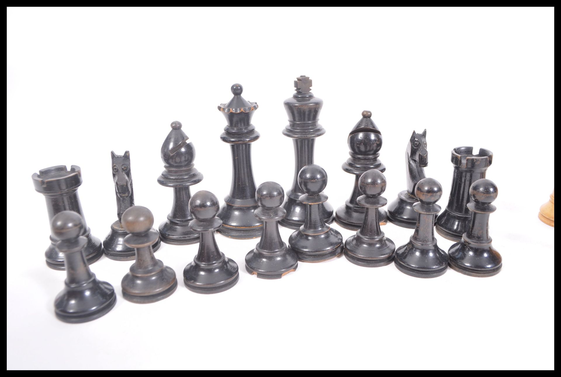 A vintage early 20th Century chess set having boxw - Bild 3 aus 5