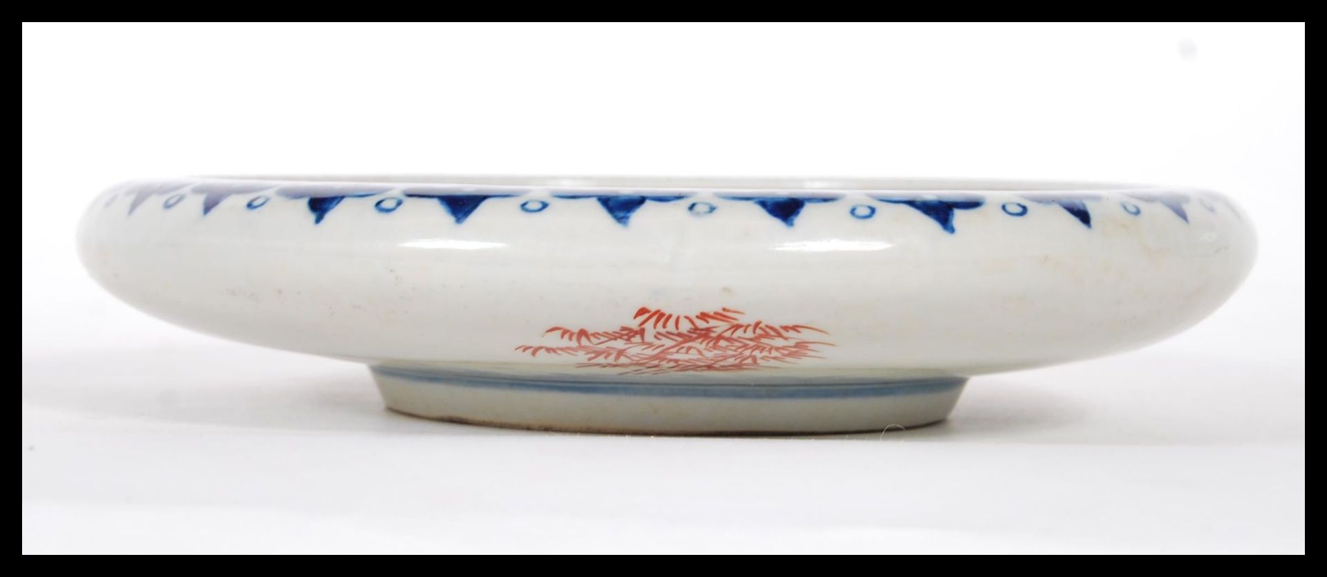 A early 20th Century dish / bowl having raised rim finished with blue decoration, the center of - Bild 3 aus 4