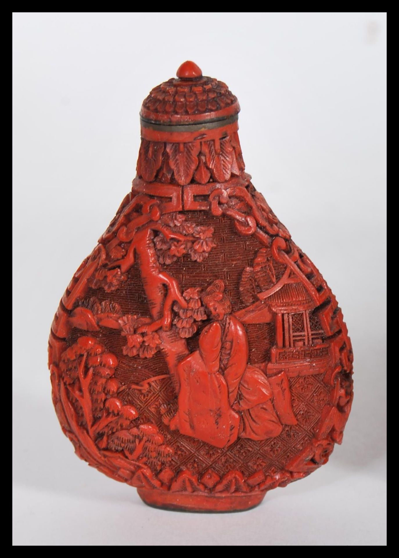 Three Chinese red cinnabar lacquer items to include, snuff bottle and stopper decorated with - Bild 3 aus 9
