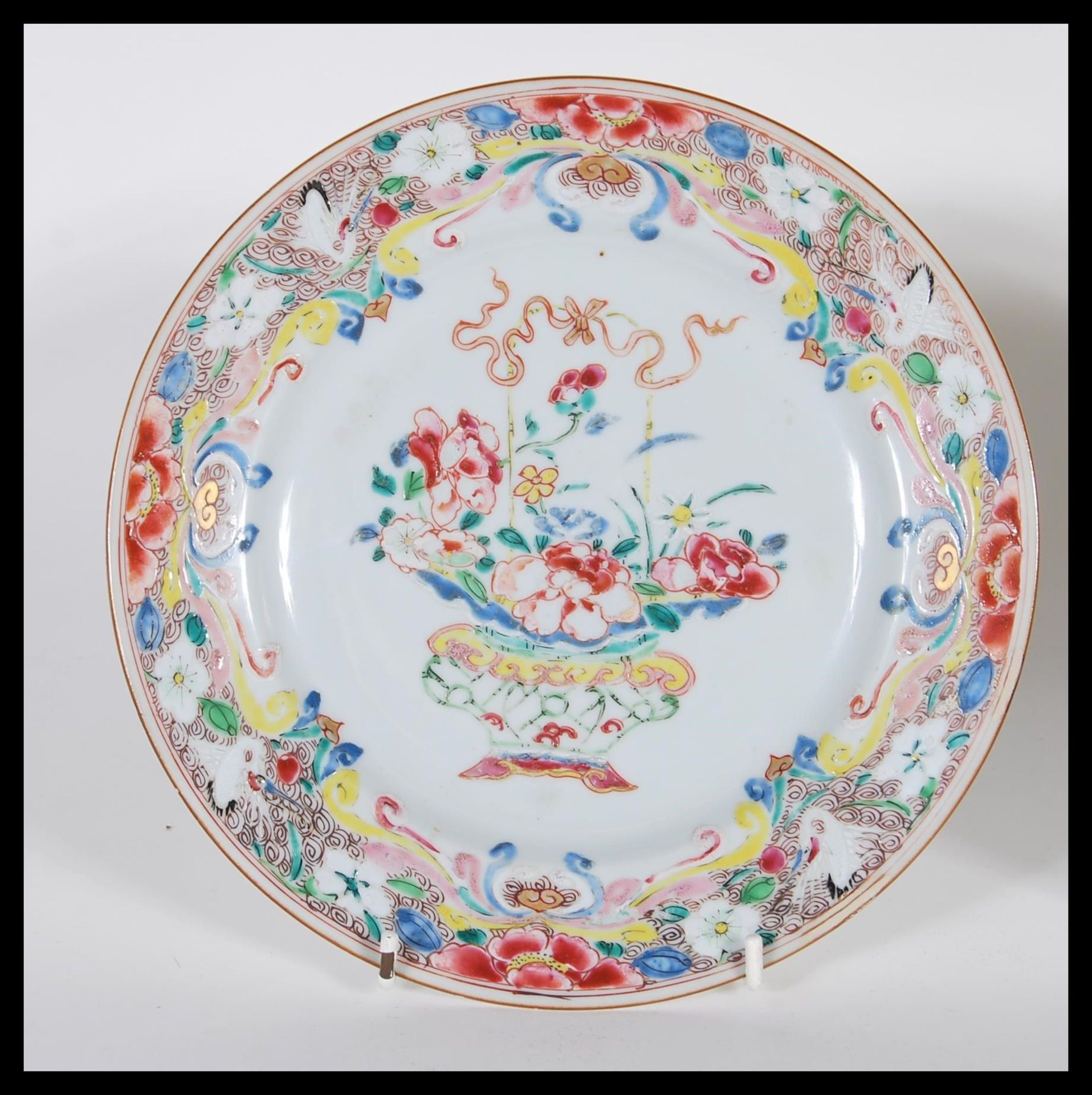 A matching pair of 18th Century Chinese plates having central basket of flowers with bow atop, - Bild 2 aus 4