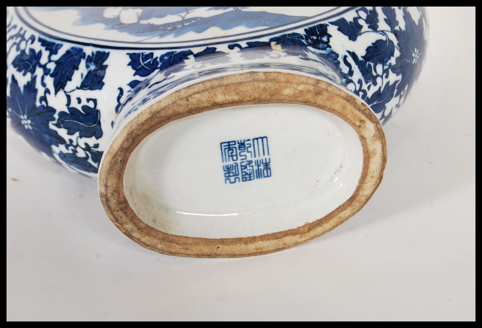 A 20th Century Chinese blue and white moon flask shape vase, having central panels depicting - Bild 6 aus 6