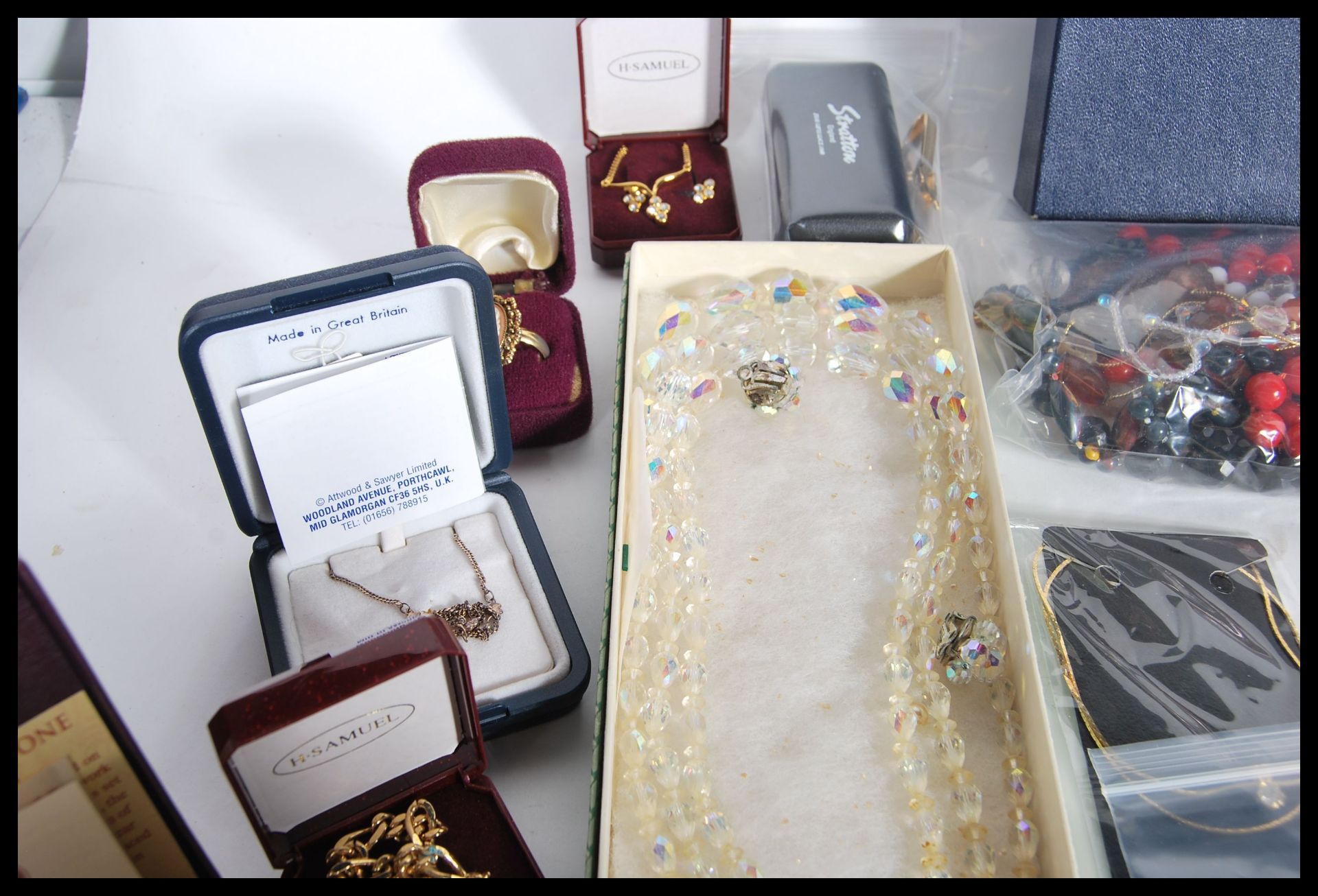 A large collection of 20th Century costume jewellery to include necklaces, rings, bangles, - Bild 3 aus 14