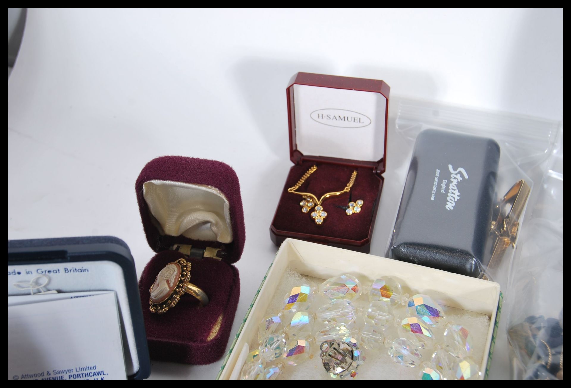 A large collection of 20th Century costume jewellery to include necklaces, rings, bangles, - Bild 4 aus 14