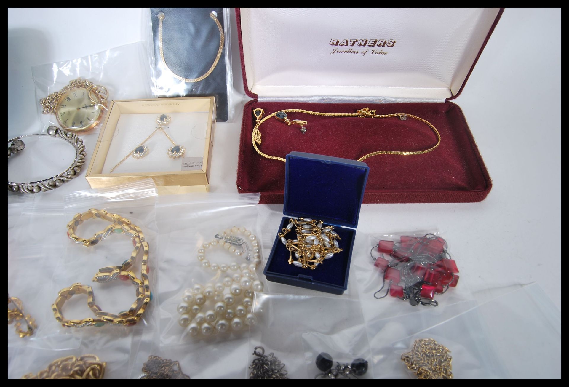 A large collection of 20th Century costume jewellery to include necklaces, rings, bangles, - Bild 11 aus 14