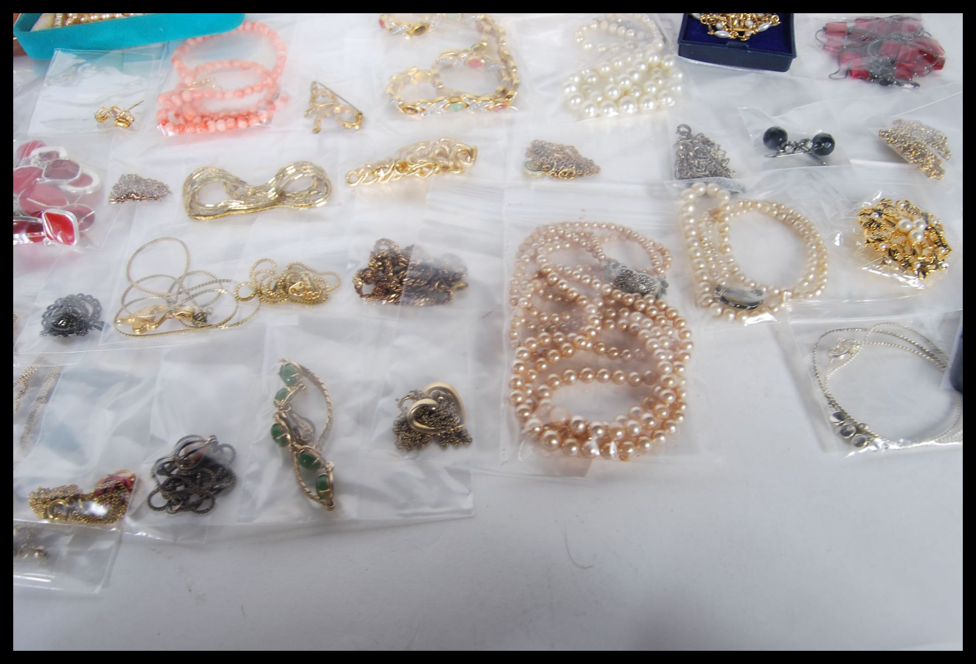 A large collection of 20th Century costume jewellery to include necklaces, rings, bangles, - Bild 9 aus 14