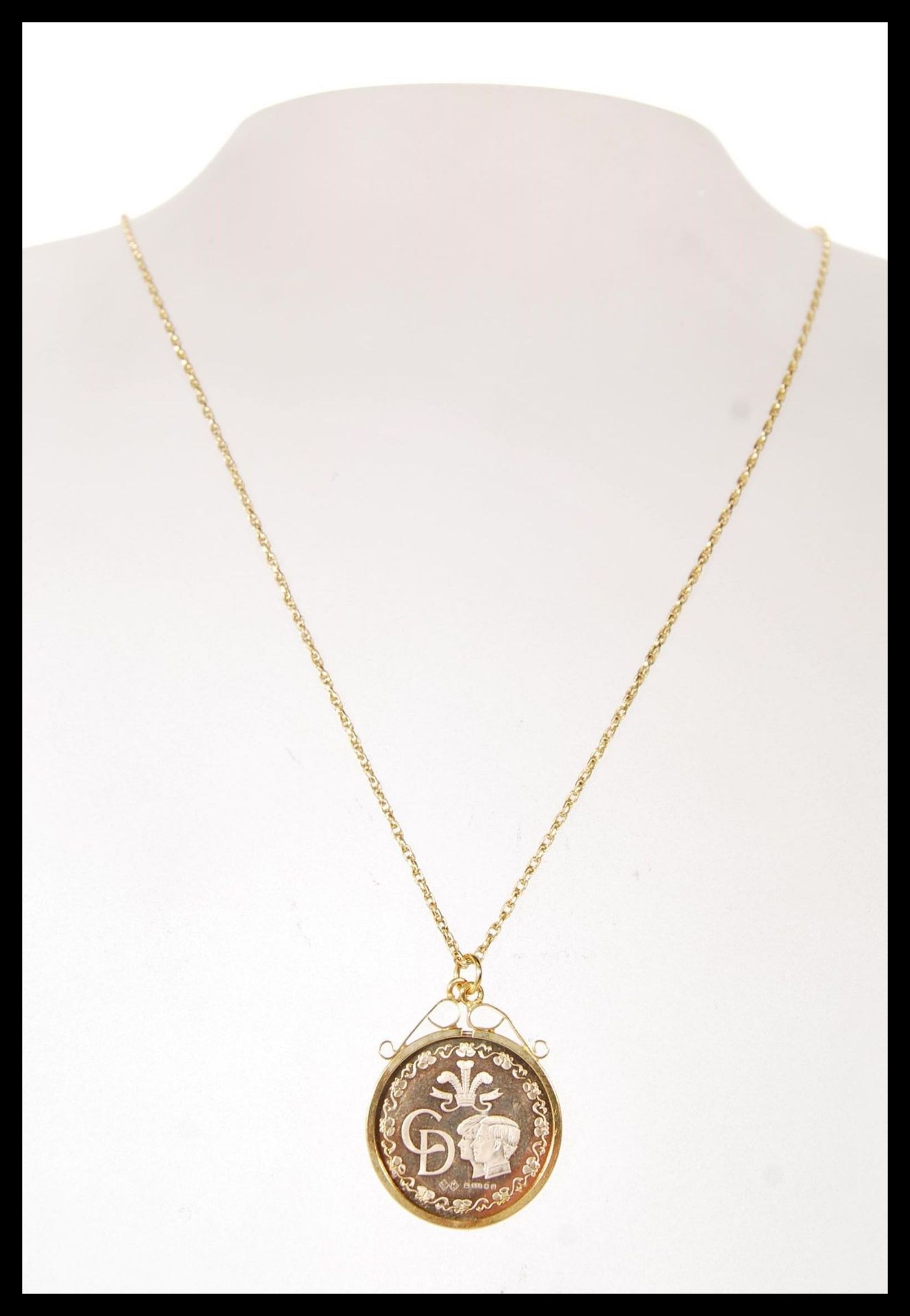 A stamped 9ct gold necklace having a fine rope twist chain having a 1981 gold Charles and Diana coin - Bild 2 aus 7