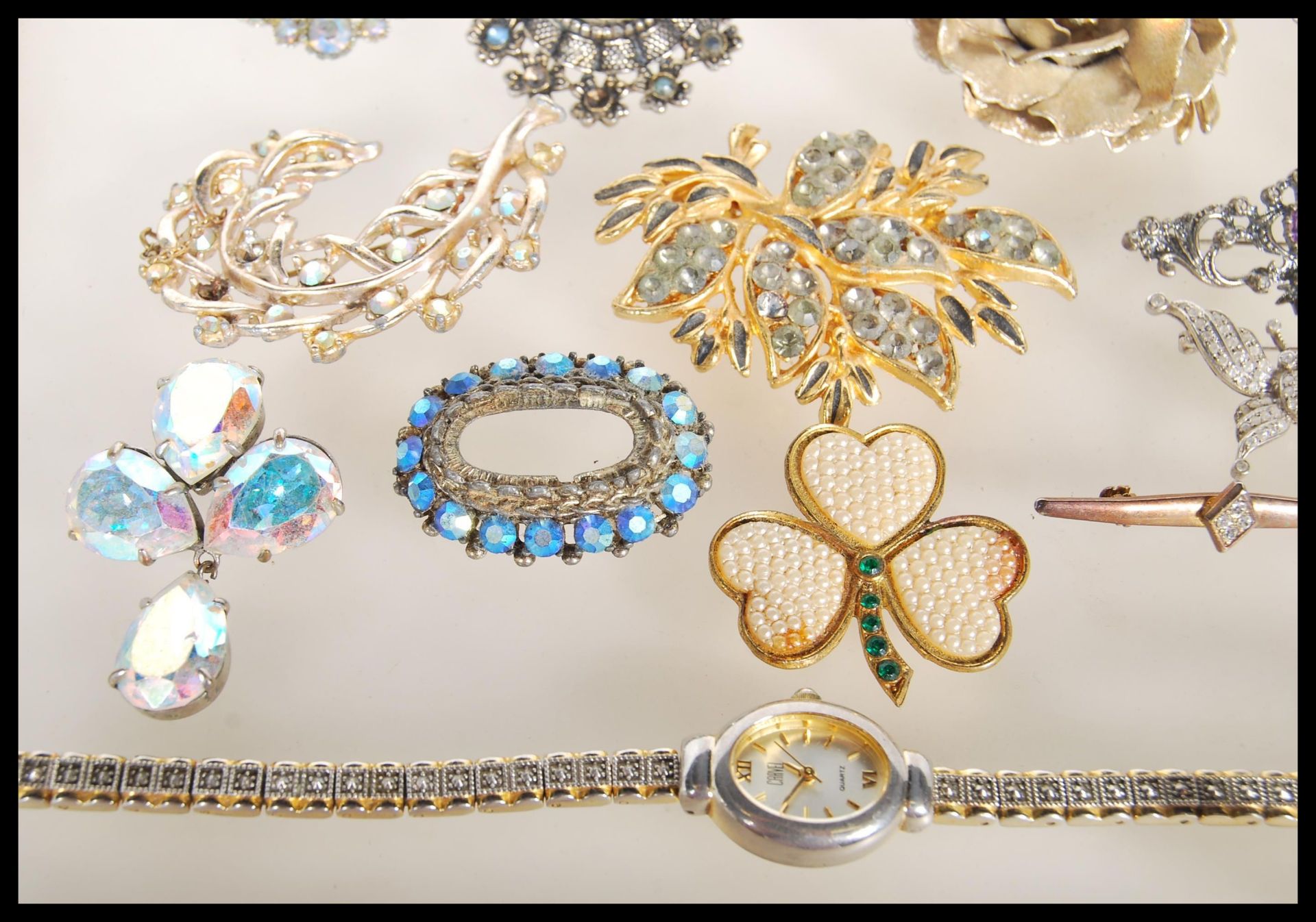 A collection of vintage costume jewellery to include a selection of 60's gold tone brooches, - Bild 5 aus 8