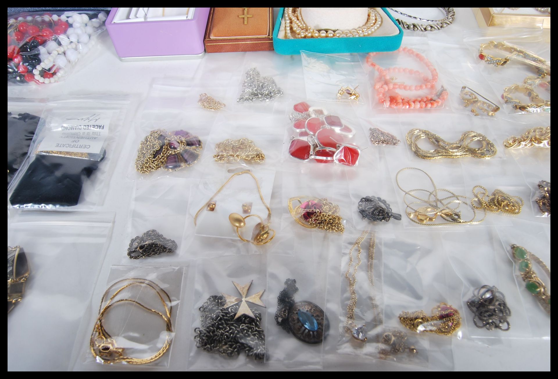 A large collection of 20th Century costume jewellery to include necklaces, rings, bangles, - Bild 7 aus 14