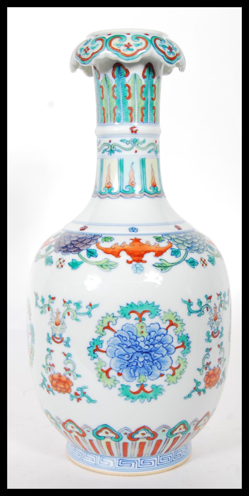 A 20th Century Chinese vase having wasted neck falling into a bulbous body, being Wucai having - Bild 2 aus 6